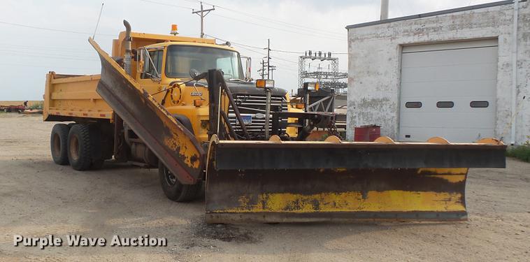 image for item EV9221 1995 Ford L8000 dump truck