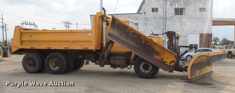 image for item EV9221 1995 Ford L8000 dump truck