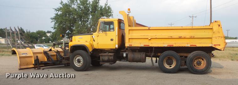 image for item EV9221 1995 Ford L8000 dump truck