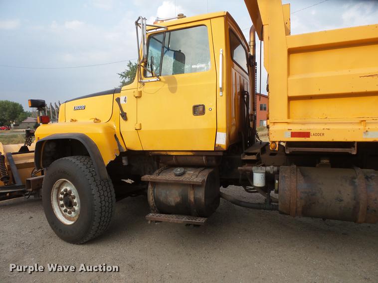 image for item EV9221 1995 Ford L8000 dump truck
