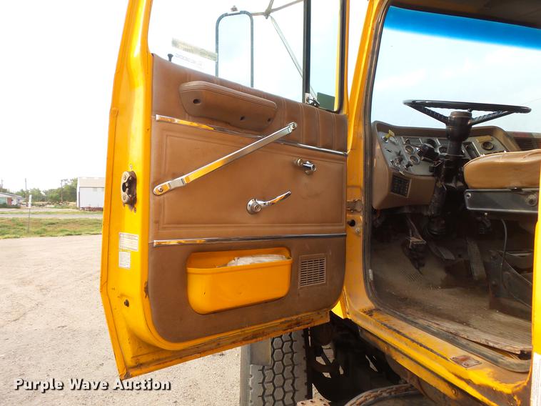 image for item EV9221 1995 Ford L8000 dump truck