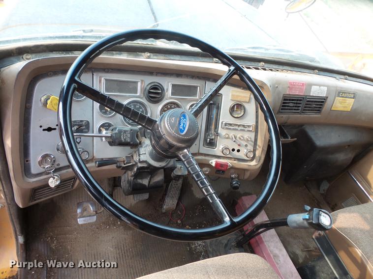 image for item EV9221 1995 Ford L8000 dump truck