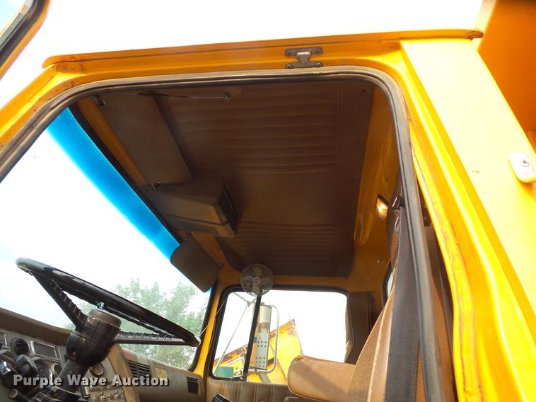 image for item EV9221 1995 Ford L8000 dump truck