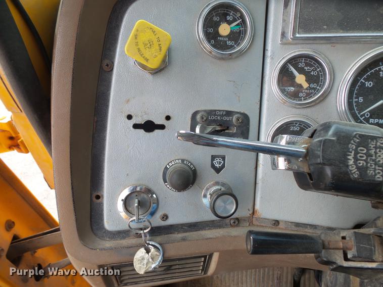 image for item EV9221 1995 Ford L8000 dump truck