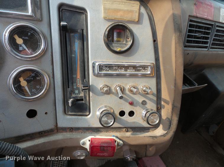 image for item EV9221 1995 Ford L8000 dump truck