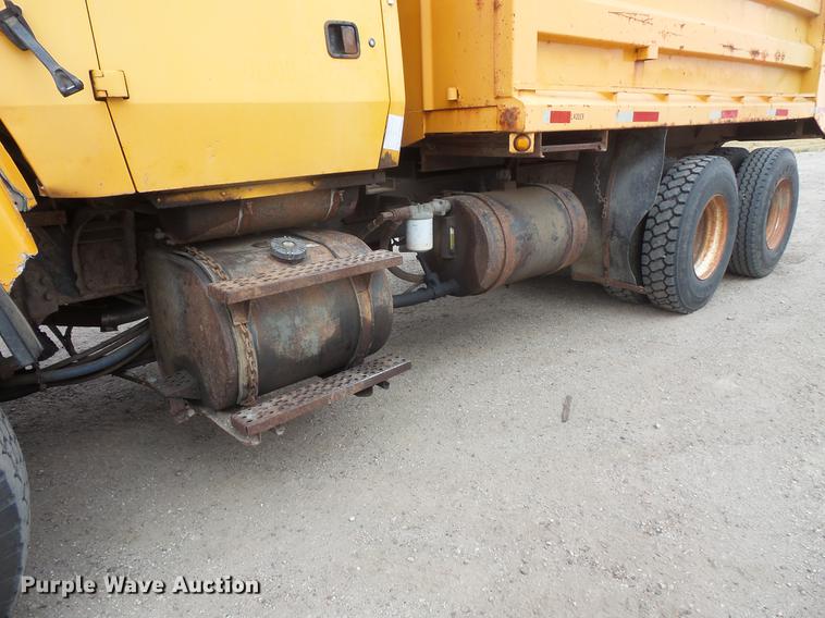 image for item EV9221 1995 Ford L8000 dump truck