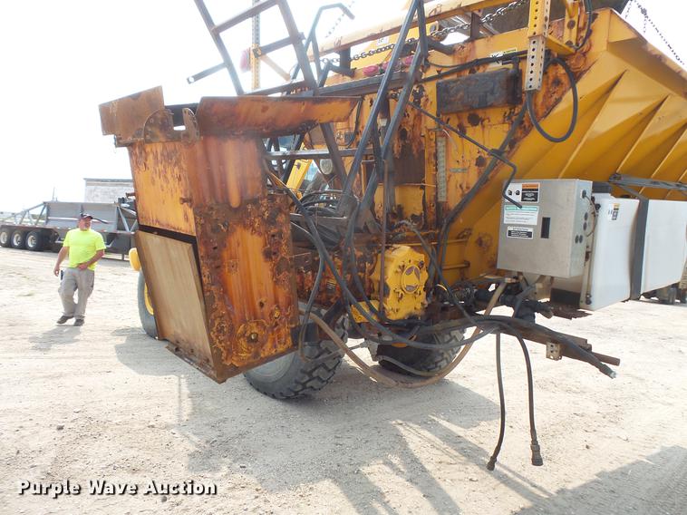 image for item EV9221 1995 Ford L8000 dump truck