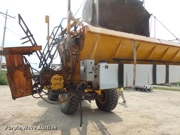 image for item EV9221 1995 Ford L8000 dump truck