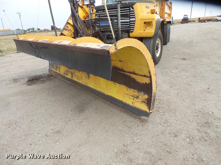 image for item EV9221 1995 Ford L8000 dump truck