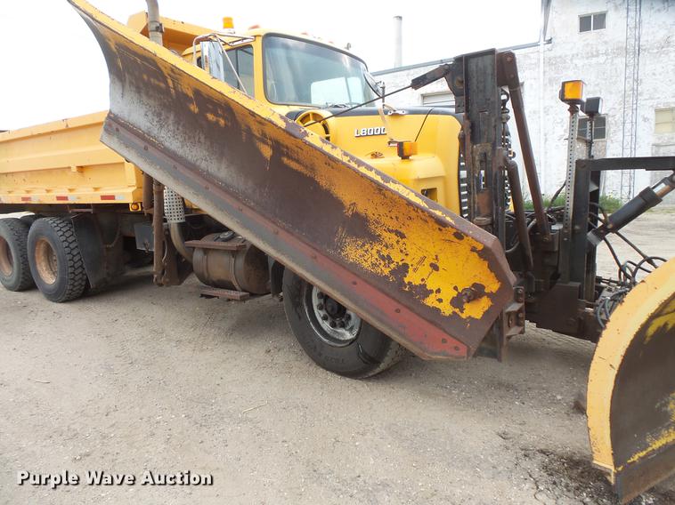 image for item EV9221 1995 Ford L8000 dump truck