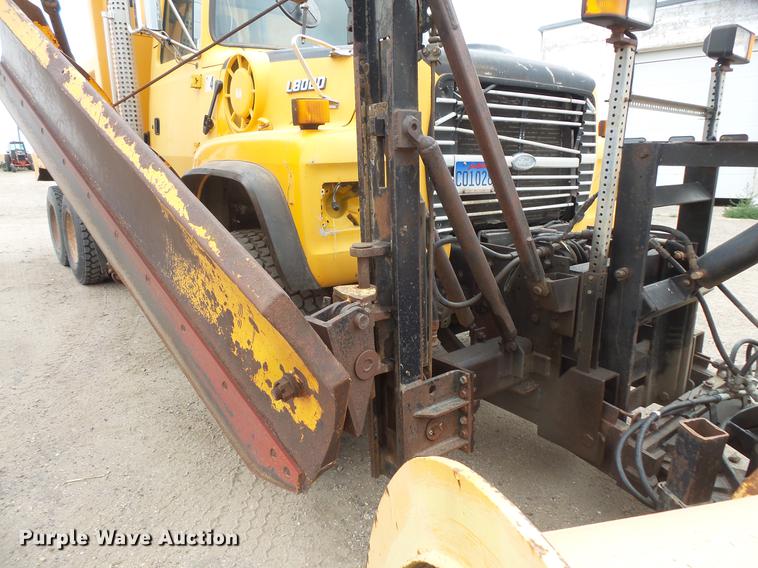 image for item EV9221 1995 Ford L8000 dump truck