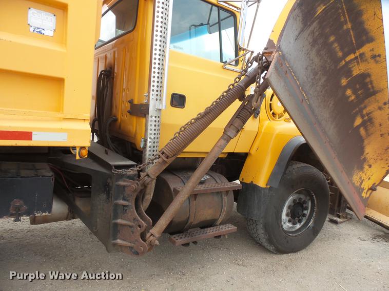 image for item EV9221 1995 Ford L8000 dump truck