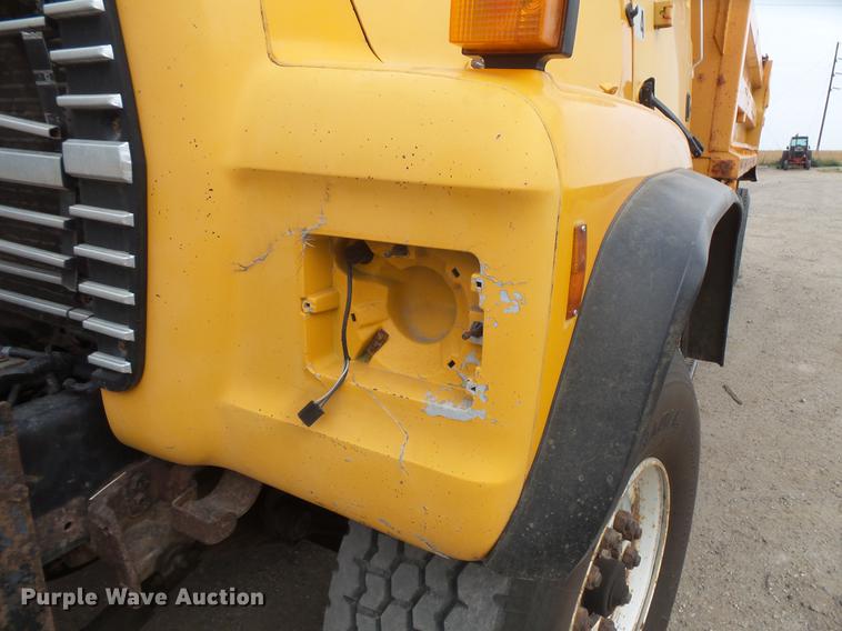 image for item EV9221 1995 Ford L8000 dump truck