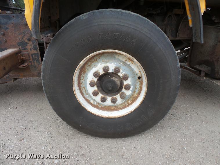 image for item EV9221 1995 Ford L8000 dump truck