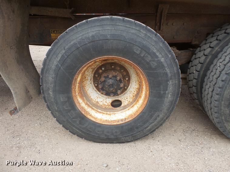 image for item EV9221 1995 Ford L8000 dump truck