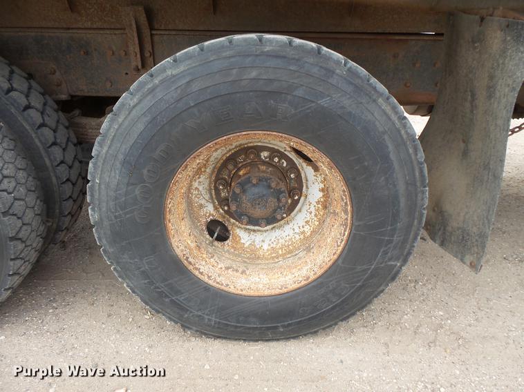 image for item EV9221 1995 Ford L8000 dump truck