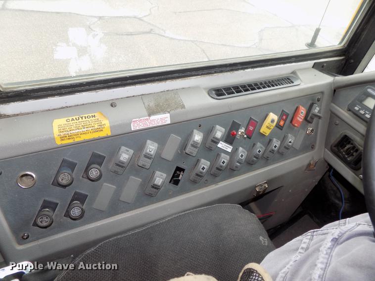 image for item DB8622 2002 Thomas Saf-T-Liner MVP ER school bus