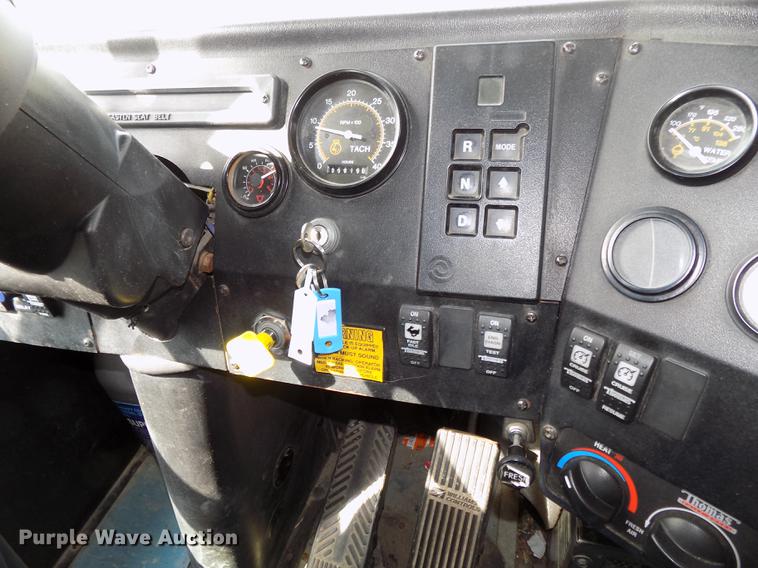 image for item DB8632 1999 Thomas Built Saf-T-Liner MVP school bus