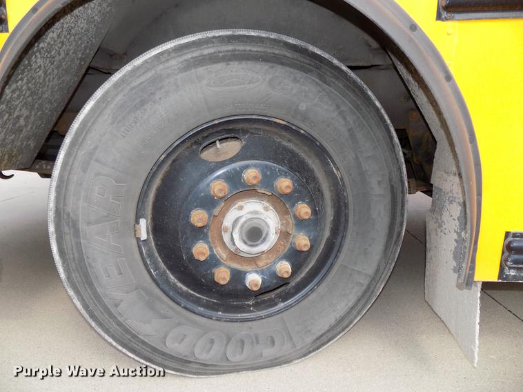 image for item DB8632 1999 Thomas Built Saf-T-Liner MVP school bus