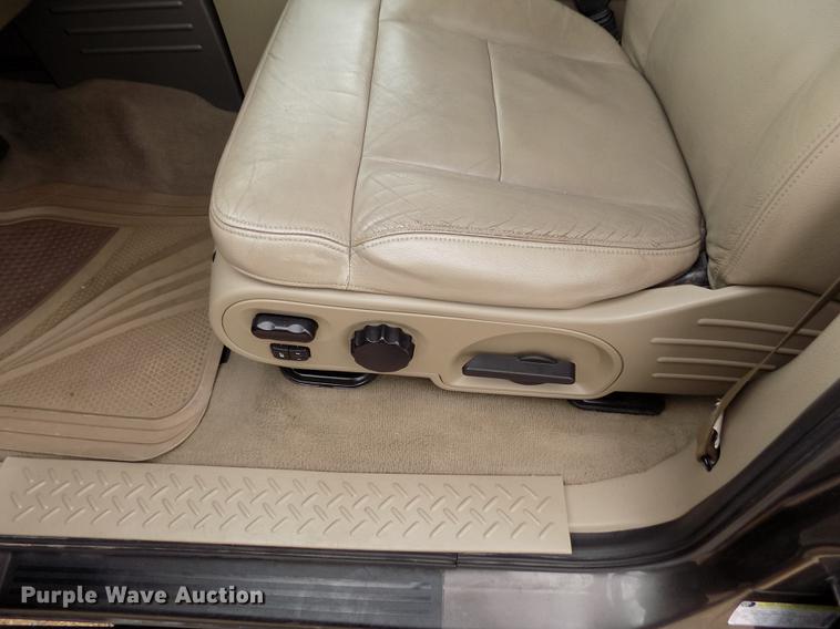 image for item DB9128 2005 Ford F150 Lariat SuperCrew pickup truck