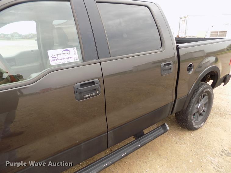 image for item DB9128 2005 Ford F150 Lariat SuperCrew pickup truck