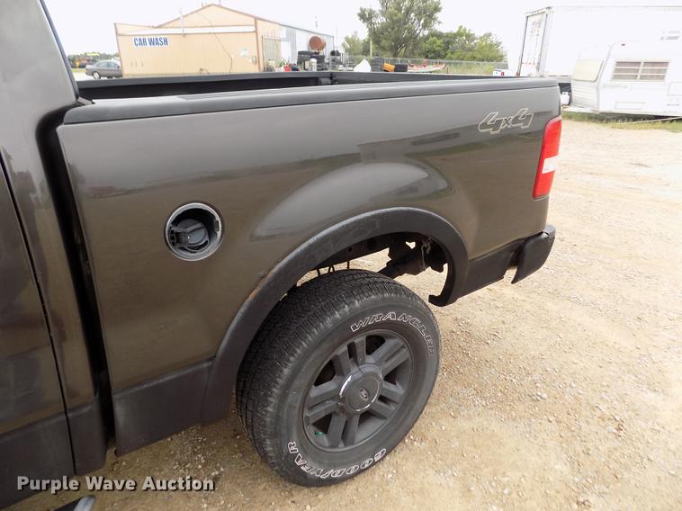 image for item DB9128 2005 Ford F150 Lariat SuperCrew pickup truck