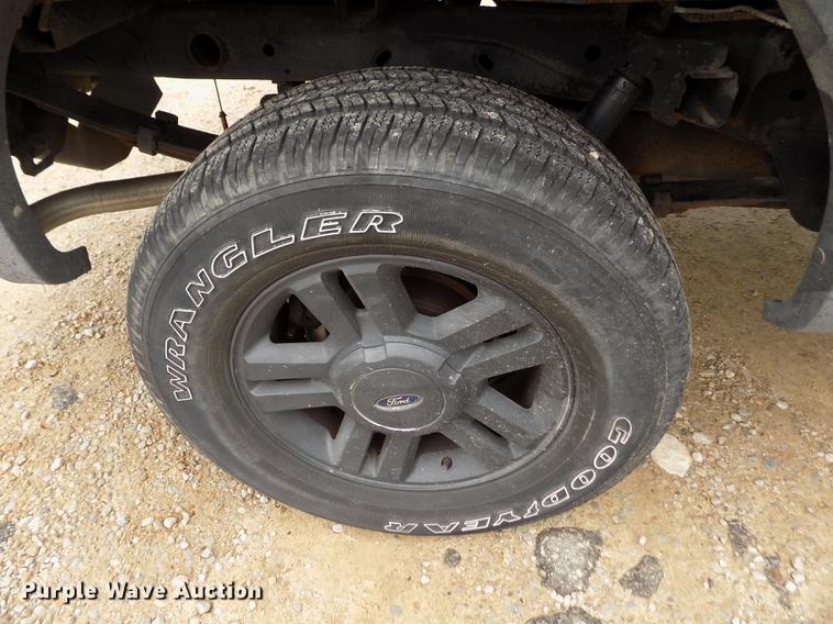 image for item DB9128 2005 Ford F150 Lariat SuperCrew pickup truck