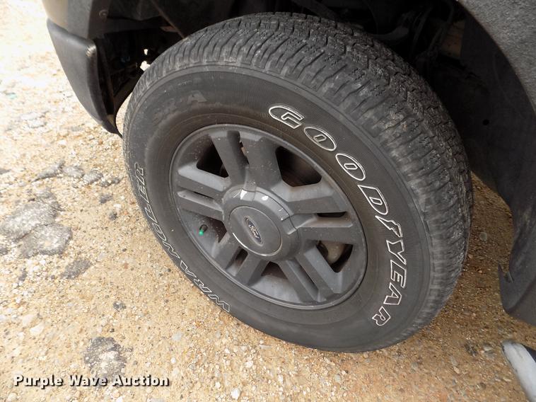 image for item DB9128 2005 Ford F150 Lariat SuperCrew pickup truck