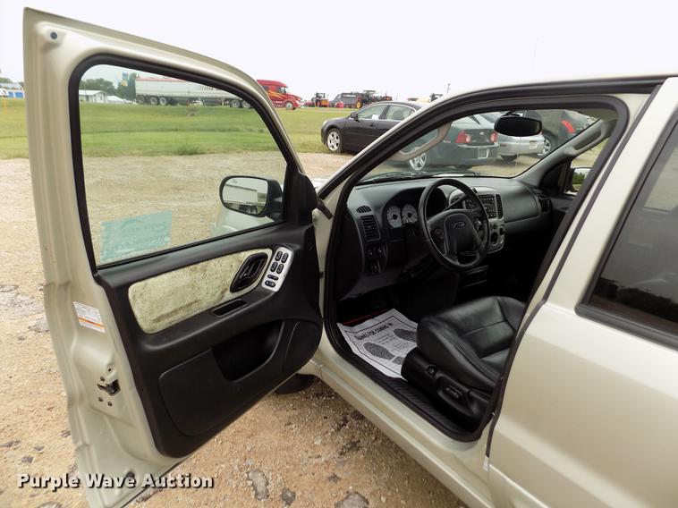 image for item DB9129 2004 Ford Escape SUV