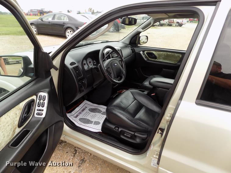 image for item DB9129 2004 Ford Escape SUV