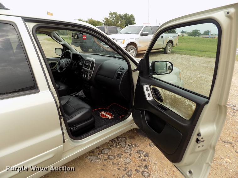 image for item DB9129 2004 Ford Escape SUV