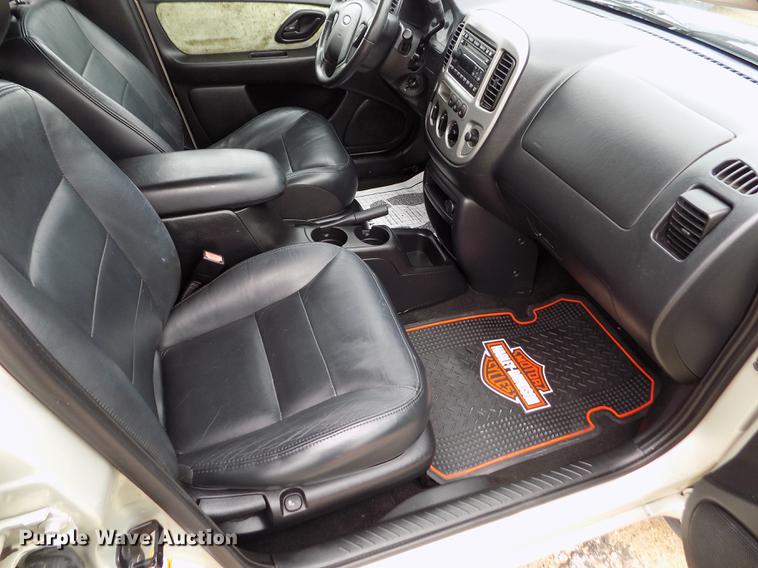 image for item DB9129 2004 Ford Escape SUV