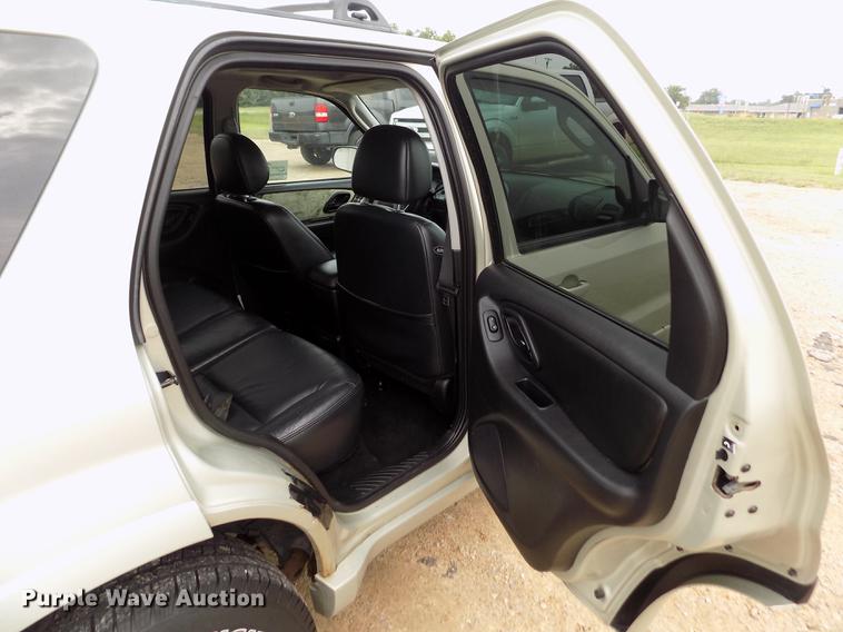 image for item DB9129 2004 Ford Escape SUV