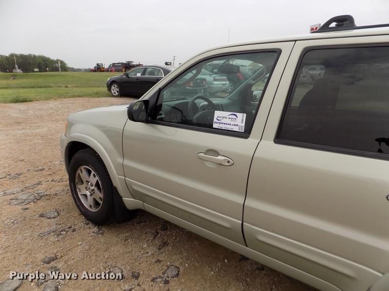 image for item DB9129 2004 Ford Escape SUV