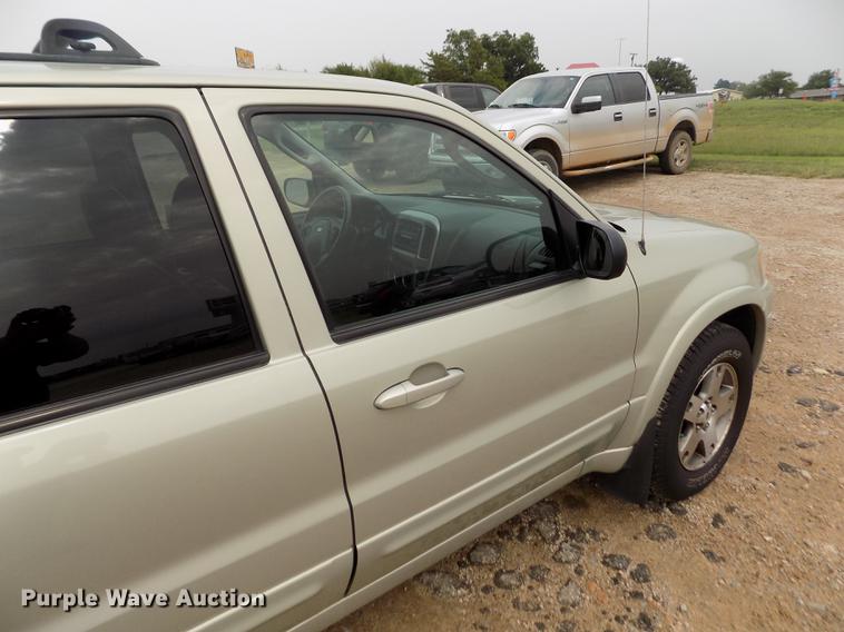 image for item DB9129 2004 Ford Escape SUV