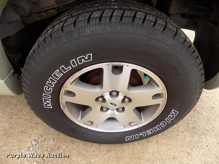 image for item DB9129 2004 Ford Escape SUV