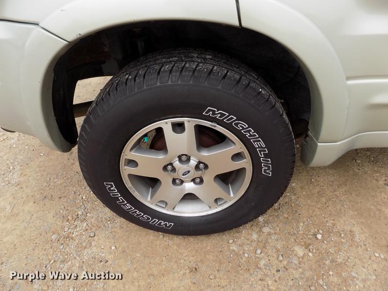 image for item DB9129 2004 Ford Escape SUV