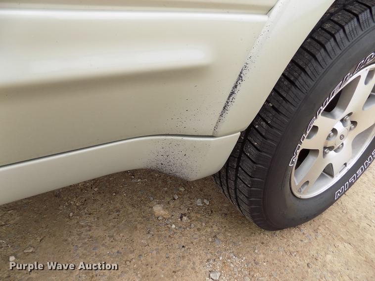 image for item DB9129 2004 Ford Escape SUV