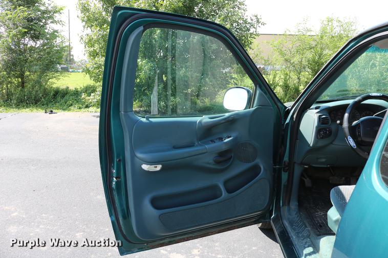 image for item DC7560 1997 Ford F150 SuperCab pickup truck