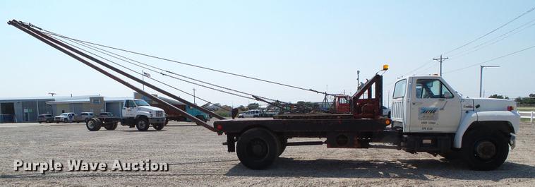 image for item DD5832 1988 Ford F800 flatbed truck