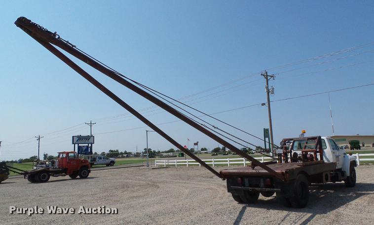 image for item DD5832 1988 Ford F800 flatbed truck