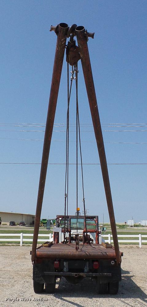 image for item DD5832 1988 Ford F800 flatbed truck