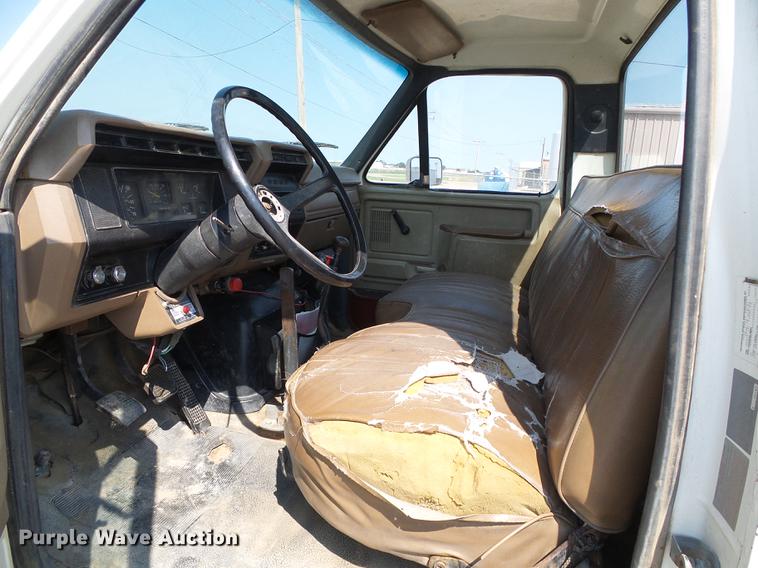 image for item DD5832 1988 Ford F800 flatbed truck