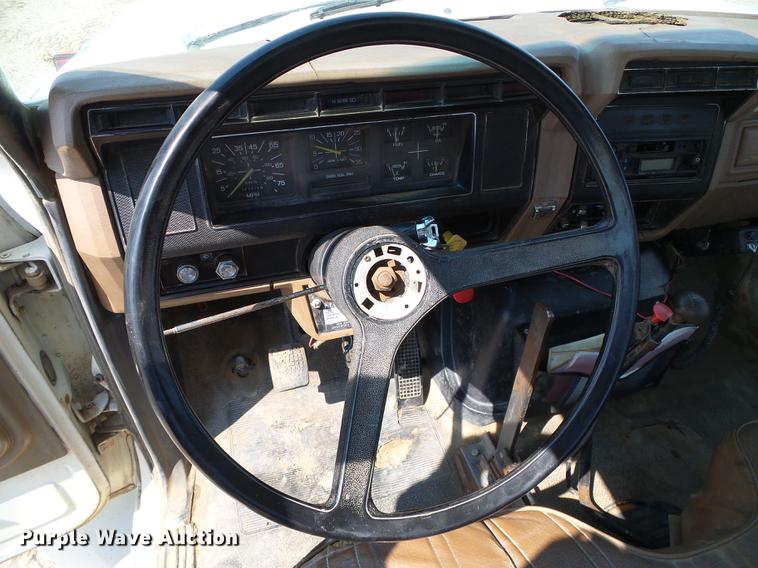 image for item DD5832 1988 Ford F800 flatbed truck