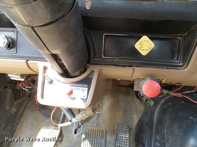 image for item DD5832 1988 Ford F800 flatbed truck