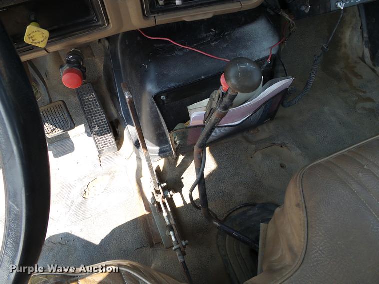 image for item DD5832 1988 Ford F800 flatbed truck