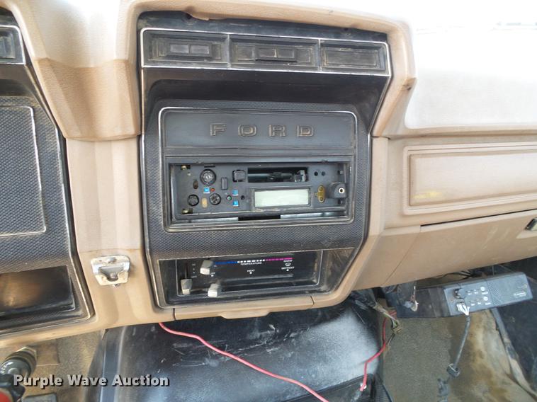 image for item DD5832 1988 Ford F800 flatbed truck