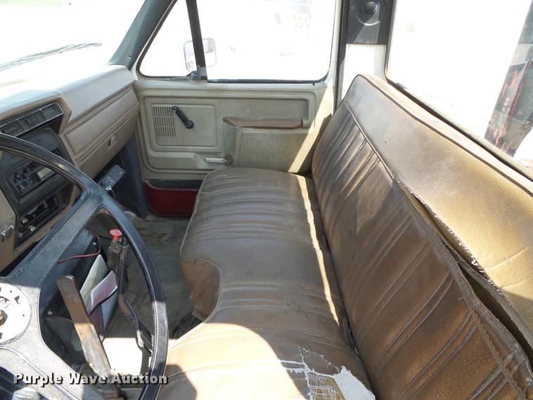 image for item DD5832 1988 Ford F800 flatbed truck