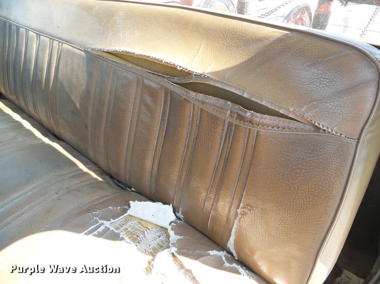 image for item DD5832 1988 Ford F800 flatbed truck