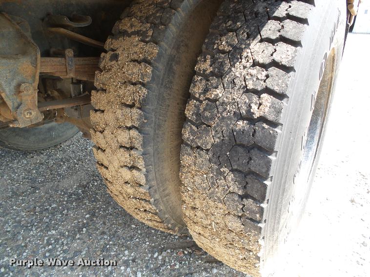 image for item DD5832 1988 Ford F800 flatbed truck